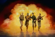 L-R: George Peppard als John 'Hannibal' Smith, Mr. T als B.A. Baracus, Dirk Benedict als Templeton 'Faceman' Peck, Dwight Schultz als 'Howling Mad' Murdock
