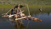 An den Ufern des Alpensees bauen Todd Lowder und Joel Van der Loon ein Boot, das drei Personen und ihre Vorräte transportieren kann.