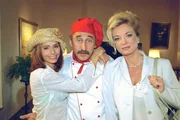 "Schlosshotel Orth", "Der Kochkurs." Der bekannte Haubenkoch Alfred Müller-Dalbert leitet einen Kochkurs im Schlosshotel. Leider muss ihn Anna immer häufiger vertreten, denn er wacht eifersüchtig über seine junge Freundin Miriam. Als jedoch seine Frau auftaucht, steckt er wirklich in der Zwickmühle. Carla versucht, Ruth zu manipulieren, um Felix aus Gmunden zu vertreiben. Robert vermittelt Fanny einen Fall, der ihr das langersehnte Jobangebot einbringt. Im Bild (v.li.): Christina Plate (Miriam), Towje Kleiner (Alfred Müller-Dalbert), Susanne Bentzien (Frau Müller-Dalbert).