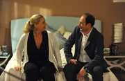 Hubert will Uschi mit einem neuen Bett überraschen, das Schreinerin Dagmar bauen soll. Von links: Schreinerin Dagmar Bartosch (Esther Kuhn) und Hubert Kirchleitner (Bernhard Ulrich).