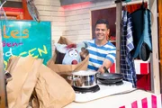 Willkommen im Woozle Goozle Kochstudio! Simón (re.) ist von Woozles Geheimsoße 3001 begeistert. Aber mit ihrem neuen Imbiss haben Woozle (li.) und Simón sich vielleicht ein bisschen übernommen.