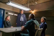 l-r: Bridget Moynahan als Erin Reagan und Steven Schirripa als Anthony Abetemarco.