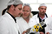 "Soko Donau", "Heartbreaker." Hinter dem Tod eines Mitarbeiters der Atombehörde vermutet das SOKO-Team einen Mord von internationaler Brisanz. Reaktorproben sind verschwunden und es besteht Grund zur Annahme, dass das Land aus dem diese stammen großes Interesse hat, dass diese rasch verschwinden. Aber auch die private Situation des Opfers erweckt das Interesse der Ermittler. Im Bild (v.li.): Stefan Jürgens (Carl Ribarski), Gregor Seberg (Helmuth Nowak), Eckhard Preuss (Dr. Peter Sobotzek).
