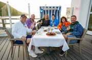 Am Ende ihres Roadtrips ziehen die Promi-Camper ein Resümee: Wen konnte Bettina Tietjen vom Campen überzeugen und wer bleibt Anti-Camper? (v. l. n. r.: Axel Schulz, Pascal Hens, Bettina Tietjen, Ariana Baborie, Isabel Varell, Leo Reisinger)