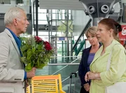 Charlotte (Ursula Karusseit, rechts) und Barbara (Uta Schorn) sind zu spät am Flughafen - als Otto (Rolf Becker) Charlotte dann einen Heiratsantrag macht, reagiert diese nicht gerade mit Freudensprüngen. Otto kann seine Enttäuschung nicht verbergen und lässt die beiden Frauen am Flughafen stehen.