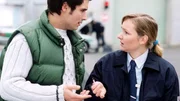 Daniela (Corinna A. Horn) kann nicht fassen, dass Rick (Thorsten Grasshoff) sich direkt vor der JVA einen Joint reinzieht. Doch trotz ihres Entsetzens nimmt sie Gras von ihm an, um sich Schweigen zu erkaufen...