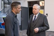 Oberkommissar Max Fischer (Max Hemmersdorfer, l.) spricht mit Oberstaatsanwalt Bernd Reuther (Rainer Hunold, r.).