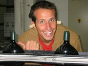 Willi Weitzel erfährt, wie der Wein in die Flasche kommt und wie die Korken entstehen. Willi Weitzel erfährt, wie der Wein in die Flasche kommt und wie die Korken entstehen.