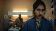Völlig ausgebrannt und allein gelassen, muss Shruti (Ambika Mod) die Schicht als einziger anwesender Arzt selbst leiten. Die Gewissheit, dass nach dem letzten Patienten (Kalim Janjua) unzählige weitere warten, treibt Shruti immer näher an ihre Grenzen. Völlig ausgebrannt und allein gelassen, muss Shruti (Ambika Mod) die Schicht als einziger anwesender Arzt selbst leiten. Die Gewissheit, dass nach dem letzten Patienten (Kalim Janjua) unzählige weitere warten, treibt Shruti immer näher an ihre Grenzen.