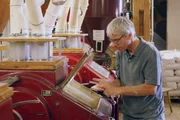 Müllermeister Uli Stietz prüft das Mehl in seiner Getreidemühle im Remstal.