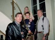 Bonhoff (Wolfgang Krewe, li.), Sybille (Rhoda Kaindl, hi.), Jacob (Mark Reinhart, Mi.) und Kehler (Wolfgang Bathke) warten darauf, dass sich der Entführer von Ricky meldet.