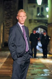 Sergeant Hathaway's (Laurence Fox) missmutige Laune rührt nicht nur daher, dass er aus einem freien Wochenende in den Dienst gerufen wird, sondern er muss auch noch feststellen, dass seine geliebte Gitarre gestohlen wurde.