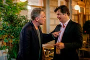 Hadrian (Bernhard Schir, l.) trifft betrunken auf den Journalisten Dieter West (Michael Dangl, r.) und droht ihm.