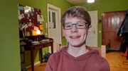 Anton ist dreizehn und lebt mit seiner Familie im Land Brandenburg. Neben seinen Fischen und Fußball interessiert Anton noch eine ganz andere Sache: die Demokratie! Anton ist dreizehn und lebt mit seiner Familie im Land Brandenburg. Neben seinen Fischen und Fußball interessiert Anton noch eine ganz andere Sache: die Demokratie!