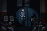 Auf der Gedenkfeier für die Opfer des Amoklaufs hält Paul Müller (Jürg Plüss), der ehemalige Leiter der Polizeistation, eine Rede. Er hat vor einem Jahr den Amoklauf gestoppt.