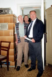Kehler (Wolfgang Bathke, re.) und Bongartz (Max Gertsch, Mi.) befragen Wilfried Fiedler (Gert Burkard), den Vater des verdächtigen Bombenlegers, der sich nicht vorstellen kann, dass sein Sohn zu solchen Dingen fähig sein könnte.