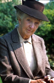 ONE MISS MARPLE, "Ein Mord wird angekündigt - Teil 1". Miss Marple (Joan Hickson). Kann auch für Folge 7 und Folge 8 verwendet werden.