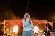 Yola performt auf der Bühne des "Streamergartens" vor Publikum.