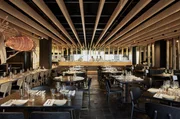 In München haben die Designer das Erdgeschoss eines Hotels in ein Raumerlebnis verwandelt, das man in Japan erwarten könnte.