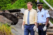 Death in Paradise Staffel 8 Folge 3 Sie inspizieren den Tatort: Ardal O'Hanlon als DI Jack Mooney, Tobi Bakare als Officer J.P. Hooper