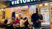 Serdar (28) betreibt seit zwei Monaten mit viel Herz und Engagement den Späti am Viktoriapark in Berlin-Kreuzberg. Bis spät in die Nacht soll sich seine überwiegend junge und feierfreudige Kundschaft bei ihm wohlfühlen.