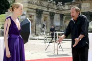 Der Fotograf Guido Weinberger (Robert Giggenbach, r) hat am Set heftige Diskussionen mit dem Fotomodell Maya Sander (Manon Kahle).
