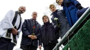(v.li.) Der Priester (Komparse), Hendrik (Gottfried Vollmer), Basti (Frederik Hunschede), Alex (Wolke Hegenbarth) und Claudia (Nora Binder) sind entsetzt, als Anke völlig bekifft ins Grab von Tante Tesi fällt.