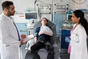 ARD IN ALLER FREUNDSCHAFT - DIE JUNGEN ÄRZTE FOLGE 243, "Mitläufer", am Donnerstag um 18:50 Uhr im ERSTEN. Matteo Moreau (Mike Adler, l.) und Emma Jahn (Elisa Agbaglah, r.) diagnostizieren bei Nick Kranz (Niklas Post, M.) eine ausgekugelte Schulter.