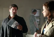 Kommissar LaBréa (Francis Fulton-Smith) und seine Kollegin Corinne Dupont (Anja Knauer) finden am Tatort wieder eine Musikkassette.