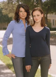 Lauren Graham Rolle: Lorelai Gilmore (Links) / Alexis Bledel Rolle: Rory Gilmore (Recht)
