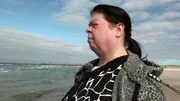 Pamela zeigt Micky den Ostseestrand von Warnemünde
