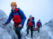 Von links: Willi Kraus, Franz Dörfler und Magdalena Buchwieser am Jubiläumsgrat der Zugspitze, Bergwacht Grainau.