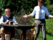 Dr. Roman Melchinger (Siegfried Rauch) fällt der Verkauf seiner Praxis an Dr. Kahnweiler (Mark Keller) nicht leicht.
