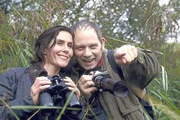 Marianne Hartl (Antonia Reidel) und ihr Kollege Sebastian Winkler (Michael Lott) beobachten Kormorane. Bald darauf ist Marianne tot.