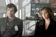 Dr. Gillian Foster (Kelli Williams) und Eli Loker (Brendan Hines) befragen einen Testpiloten, welcher der Sabotage verdächtigt wird, weil er einen streng geheim gehaltenen Jet hat abstürzen lassen.