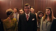 ARD Degeto HERRHAUSEN - HERR DES GELD, Teil 1, am Dienstag (01.10.24) um 20:15 Uhr und um 00:25 Uhr im ERSTEN, online first ab Montag (30.09.24) in der ARD MEDIATHEK Bankmanager Alfred Herrhausen (Oliver Masucci) ist ein Mann mit Charisma.  - Motiv aus Episode 1 - © ARD Degeto/rbb/hr/swr/Sperl Film und Fernsehproduktion GmbH/Florian Emmerich (Repro), honorarfrei - Verwendung gemäß der AGB im engen inhaltlichen, redaktionellen Zusammenhang mit genannter Degeto-Sendung und bei Nennung "Bild: ARD Degeto/rbb/hr/swr/Sperl Film und Fernsehproduktion GmbH/Florian Emmerich (Repro)" (S2+). ARD Degeto/Programmplanung und Presse, Tel: 069/1509-335, degeto-presse@degeto.de