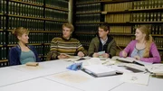 Jetzt muss Ales sogar nachts bei der Gruppenarbeit erscheinen. v.li.: Alex (Wolke Hegenbarth), Erwin (Alexander Koll), Andreas (Patrick Güldenberg) und Susanne (Jennifer Rapp).