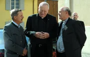 Der Bischof und Bürgermeister Schattenhofen stellen ihre ihre Sprachkenntnisse auf Kosten von Pfarrer Kurz unter Beweis. Von links: Bürgermeister Schattenhofer (Werner Rom), Bischof (Harry Täschner) und Pfarrer Kurz (Hans Stadlbauer).