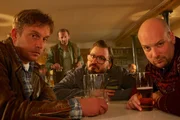 Männer unter sich: Beim "Wolfi" (Max Schmidt, 2. von links) finden sich Franz Eberhofer (Sebastian Bezzel, links), Flötzinger (Daniel Christensen) und Metzger Simmerl (Stephan Zinner, r.) zur regelmäßigen Bier- und Schnapsrunde ein.
