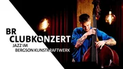 Key Visual/Cover Sendereihenbild mit Typo zu "BR Clubkonzert - Jazz im Bergson Kunstkraftwerk". Im Club erlebt man den Jazz so hautnah wie sonst nirgends. Ein ganz neuer ist in München das "Barbastelle" im historischen Gemäuer des Bergson Kunstkraftwerks. Dort sind nun auch die BR Clubkonzerte beheimatet – Nachfolger der Live-Sessions im Studio 2. Im Bild: Robert Lucaiu.