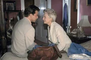 Richard (Johannes Brandrup) unterstützt seine Mutter Dorothy (Nicole Heesters) bei ihren Entscheidungen.