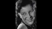 Veronika Fitz wächst als Jüngste von acht Geschwistern in einer Künstlerfamilie auf.