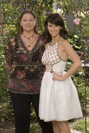 (2. Staffel) – Die erfolgreiche Immobilienmaklerin Delia Banks (Camryn Manheim, l.) wird eine gute Freundin von Melinda (Jennifer Love Hewitt, r.) …