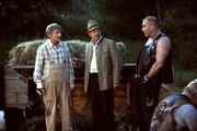 Schattenhofer ist nicht begeistert, als die Rocker ihr Lager auf Xavers Wiese aufschlagen. Von links: Xaver (Michael Schreiner), Lorenz Schattenhofer (Werner Rom) und Hagen (Thomas Born).