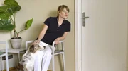 Jasmina (Anna Hausburg) belauscht ein Gespräch.