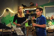 Um die Haushaltskasse aufzubessern, gibt Jana (Isabella Hübner) Musikunterricht.