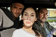 Frank van Dijk (Niklas Osterloh, l.), Arda Turan (Yasemin Cetinkaya, M.) und Gerhard Jäger (Markus John, r.) beobachten ein verdächtiges Schiff.