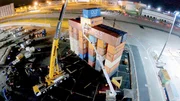 Auf dem Gelände der Lufthansa-Cargo entsteht zurzeit das Brandenburger Tor. Ein riesiger Nachbau aus 37 See-Containern. 24 Meter breit und 21 Meter hoch.