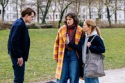 Seit Wochen wird Valeria Greco (Sophie Killer, Mi.) von einem Unbekannten gestalkt; Nachbarin Christina Lobricht (Birte Hanusrichter, r.) eilt zur Hilfe.