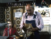 Bei einer Tombola gewinnt Peter ein Huhn.